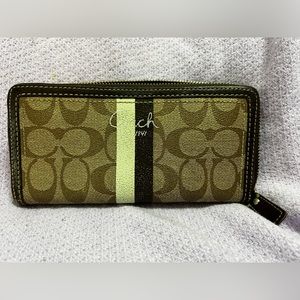 Long zip around accordion Coach Wallet (in Signature khaki)